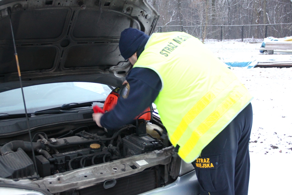 Rudzka straż miejska pomaga odpalać samochody
