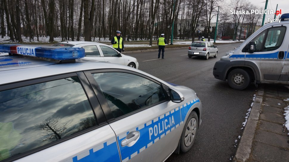 Policjanci kontrolują trzeźwość kierujących