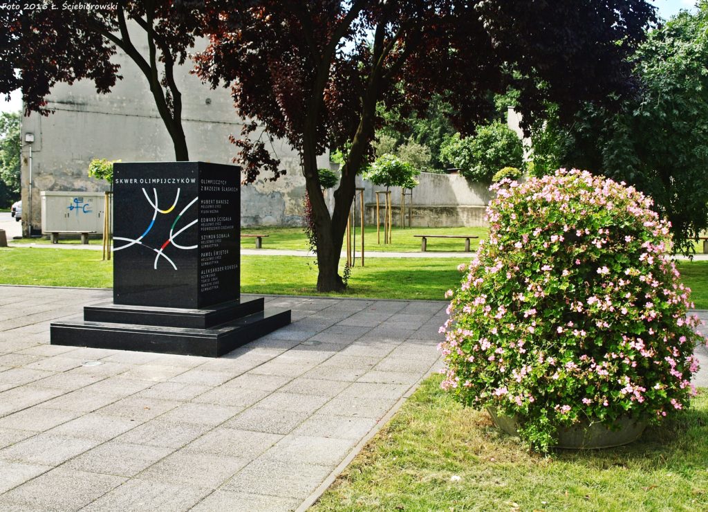 Uczczenie pamięci sportowców przy Pomniku Olimpijczyków
