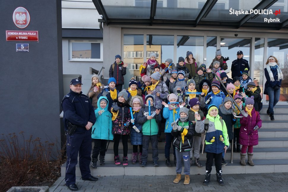 Uczestnicy półkolonii z wizytą w rybnickiej komendzie