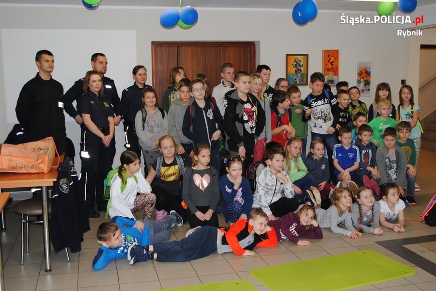 Wizyta policjantów na zimowych półkoloniach