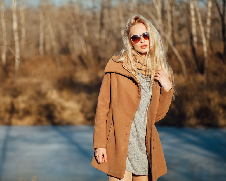 Kurtki jeansowe i trencze w wiosennych stylizacjach