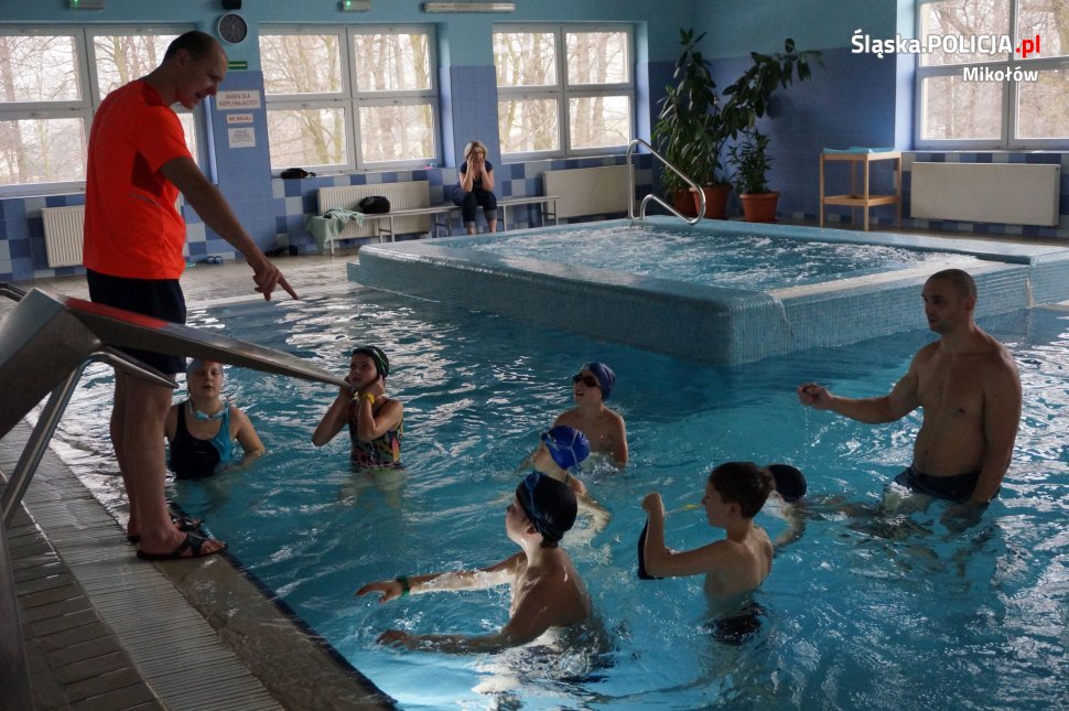 Mundurowi na basenie
