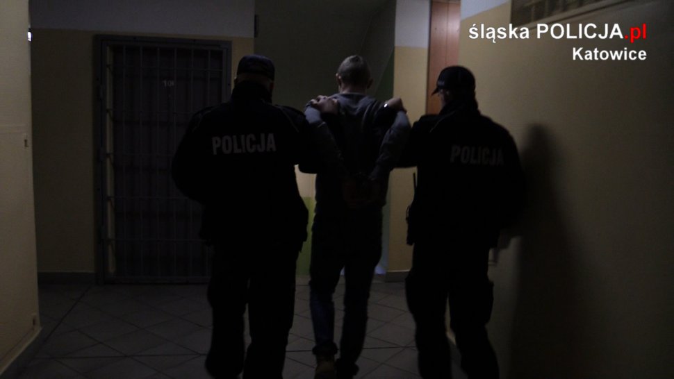 Mężczyźni z monitoringu w rekach policji