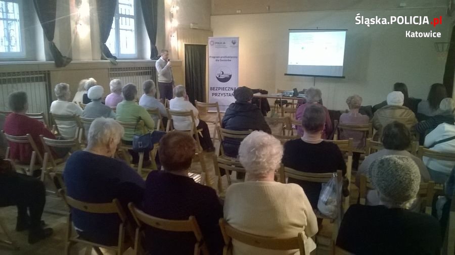 Seniorzy z Szopienic wyposażeni w odblaski