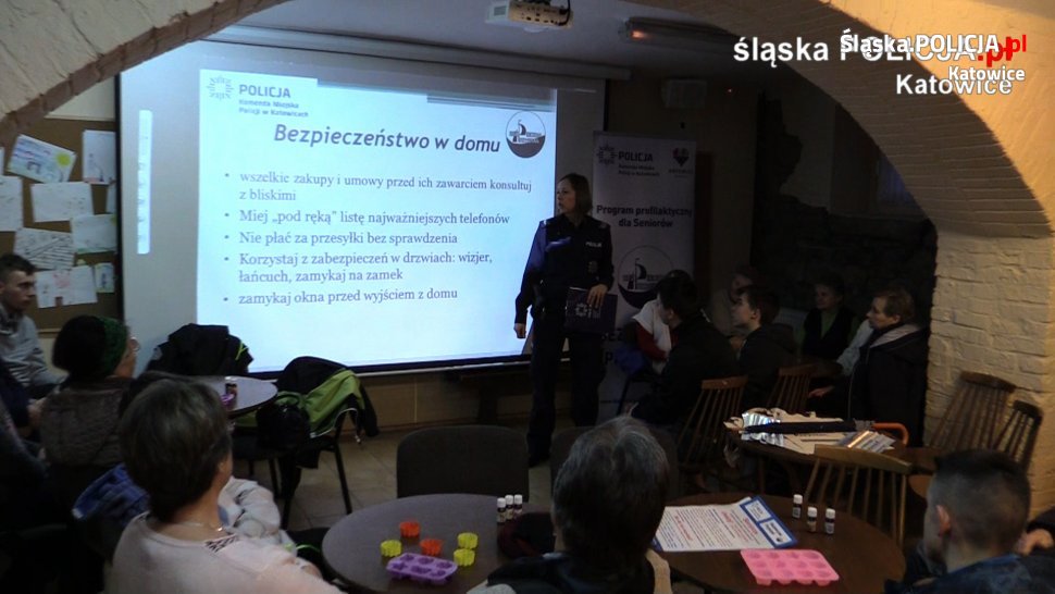 Policjanci uczą bezpieczeństwa i łączą pokolenia