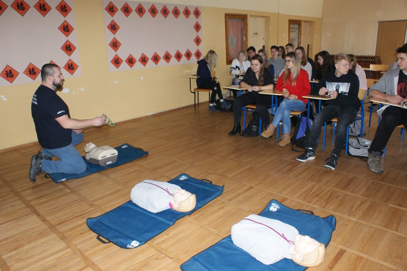 Uczniowie z certyfikatem kursu pierwszej pomocy