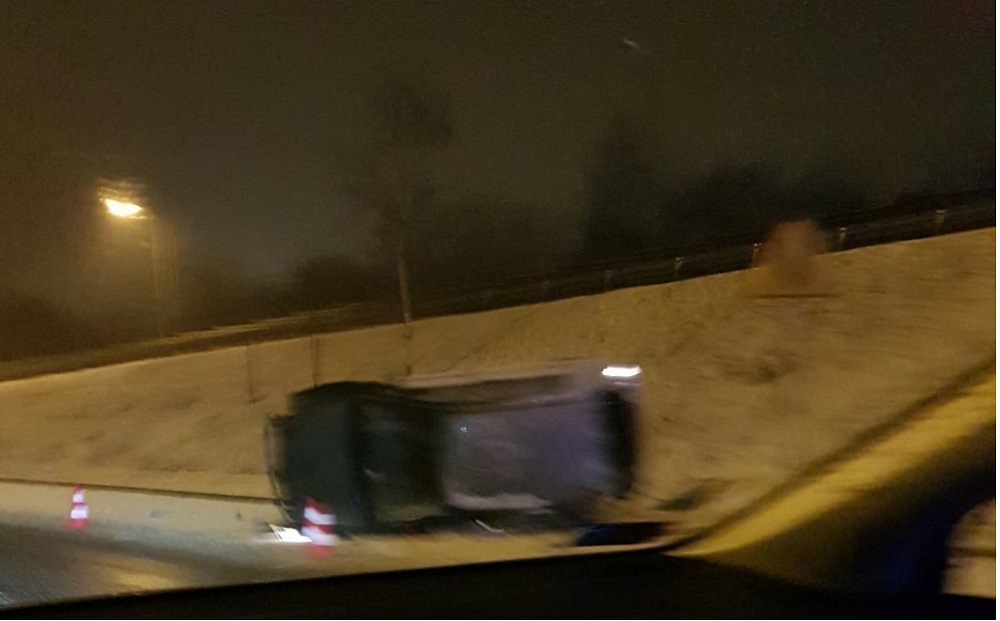 7 kolizji, potrącenie, auto na boku - środa ze śniegiem