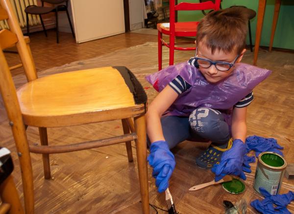 W Grzybowicach malowali krzesła!