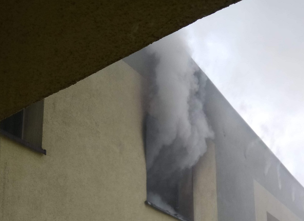 Mężczyzna spalił mieszkanie i powiesił się na balkonie