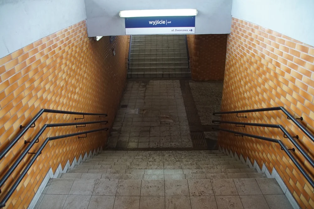 Zamiast przejściem, woleli przechodzić na peron przez tory