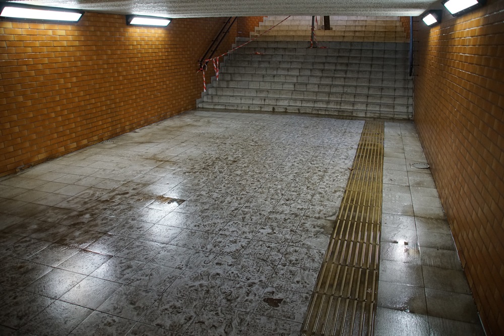 Zamiast przejściem, woleli przechodzić na peron przez tory