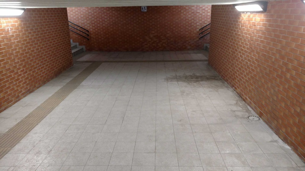 Zamiast przejściem, woleli przechodzić na peron przez tory