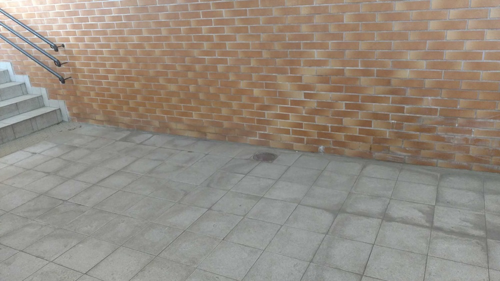 Zamiast przejściem, woleli przechodzić na peron przez tory