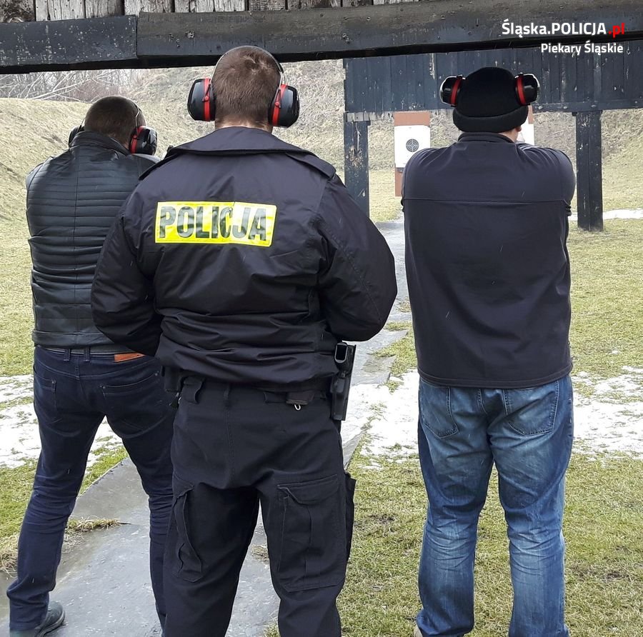 Policjanci doskonalą swoje umiejętności na strzelnicy