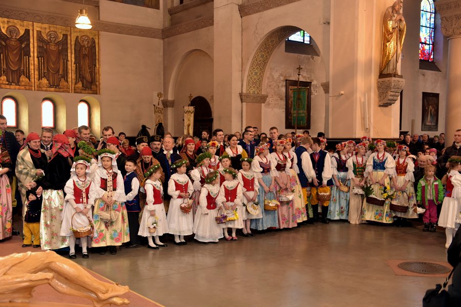 Rozbarczanie poświęcą pokarmy w tradycyjnych strojach