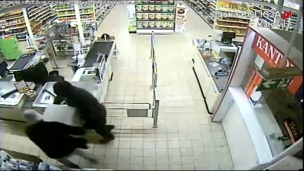 Sprawcy wjechali do sklepu taranując drzwi samochodem