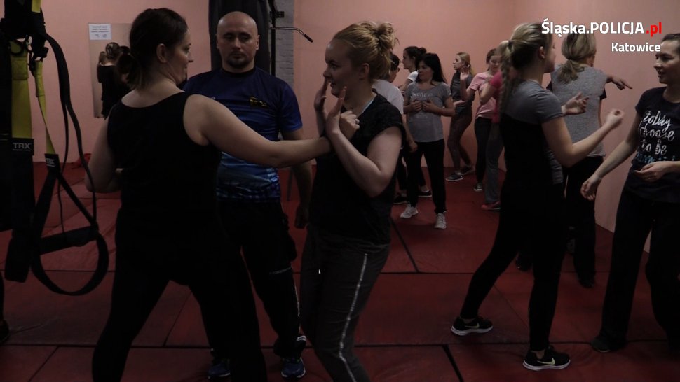 Panie ćwiczyły na kursie samoobrony