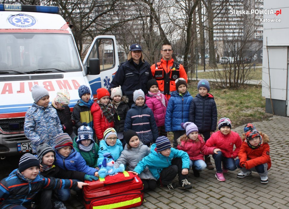 Policjantka z przedszkolakami na spotkaniu z ratownikiem