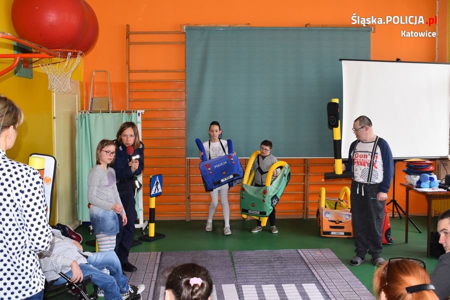 Z uczniami o bezpieczeństwie na drodze