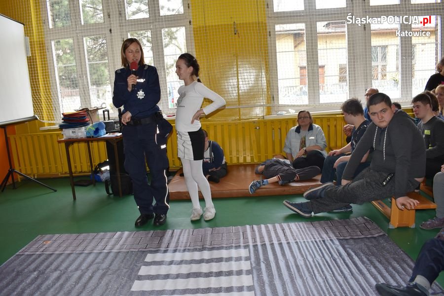 Z uczniami o bezpieczeństwie na drodze