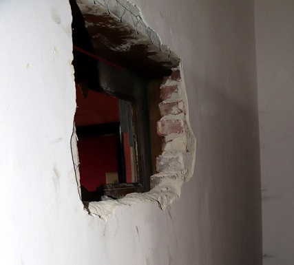 Przebił się do mieszkania sąsiadki i ukradł...kaloryfery