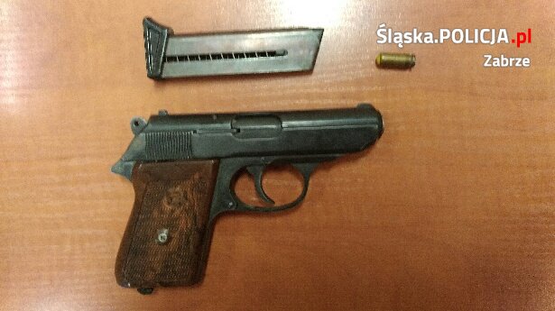 Nietrzeźwy z nielegalną bronią robił zakupy