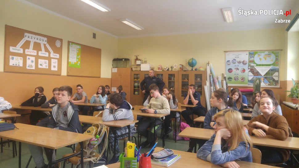 Dzielnicowi o bezpieczeństwie z uczniami