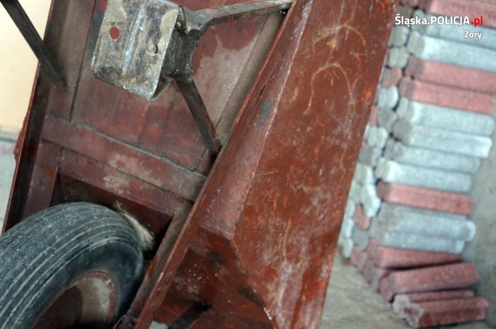 Odjechali ze skradzionym łupem...taczkami