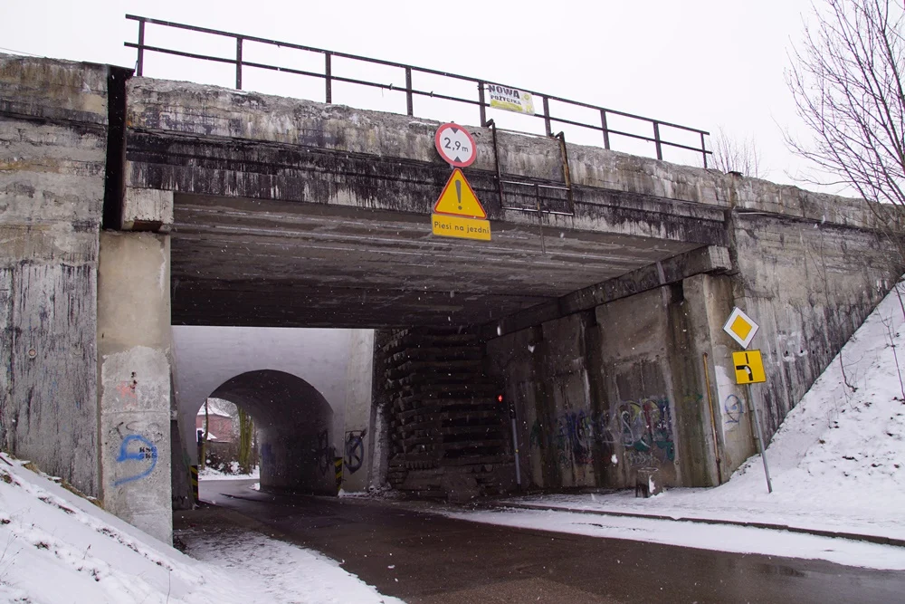 Spadające fragmenty wiaduktu zagrażają mieszkańcom!
