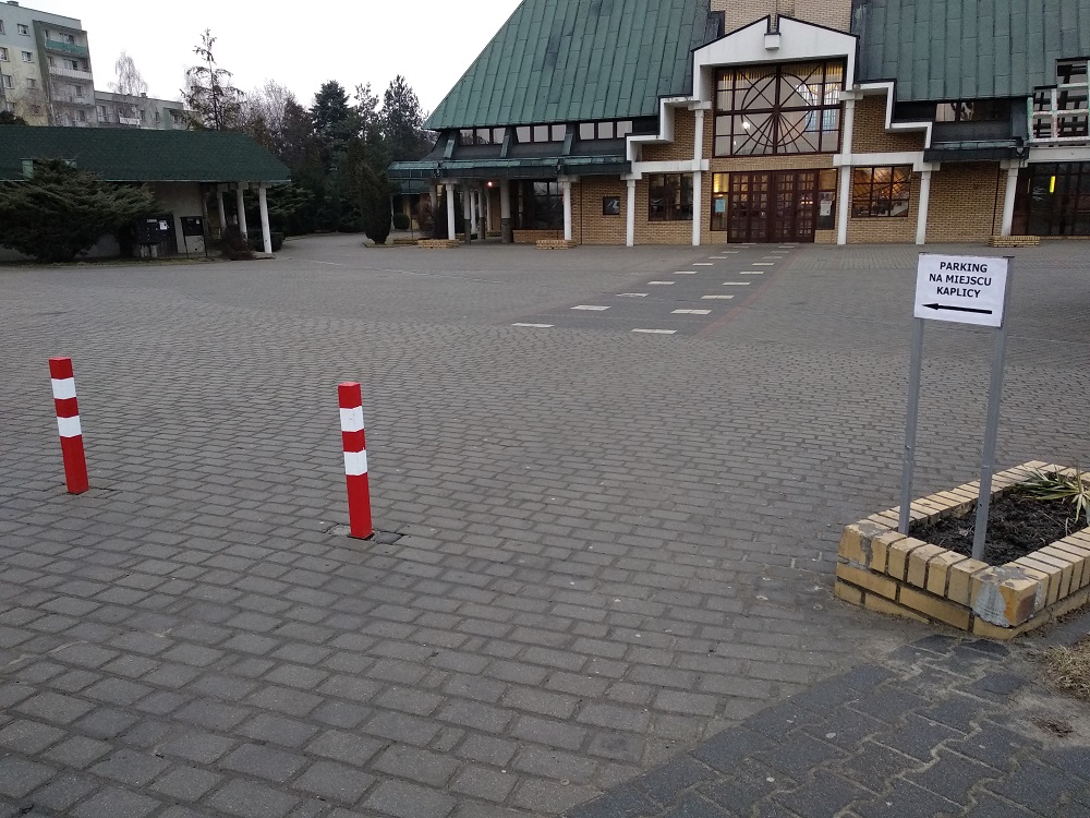 Nie mogą już parkować przy kościele