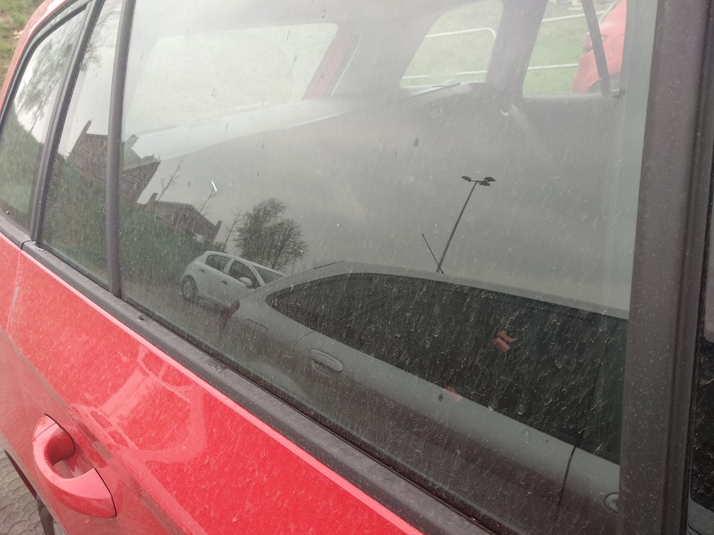 Żółty nalot na samochodach i oknach - to pył z Sahary!