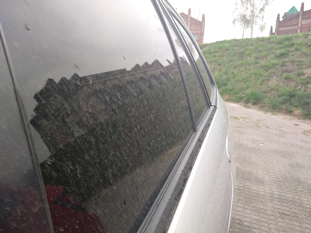 Żółty nalot na samochodach i oknach - to pył z Sahary!