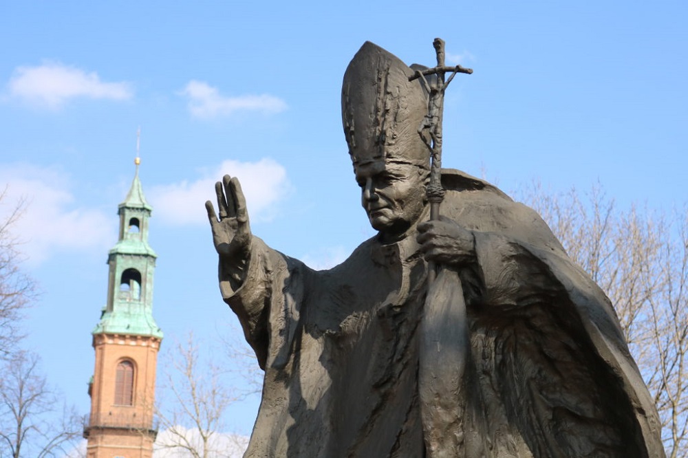 Złożenie kwiatów pod pomnikiem Papieża Polaka