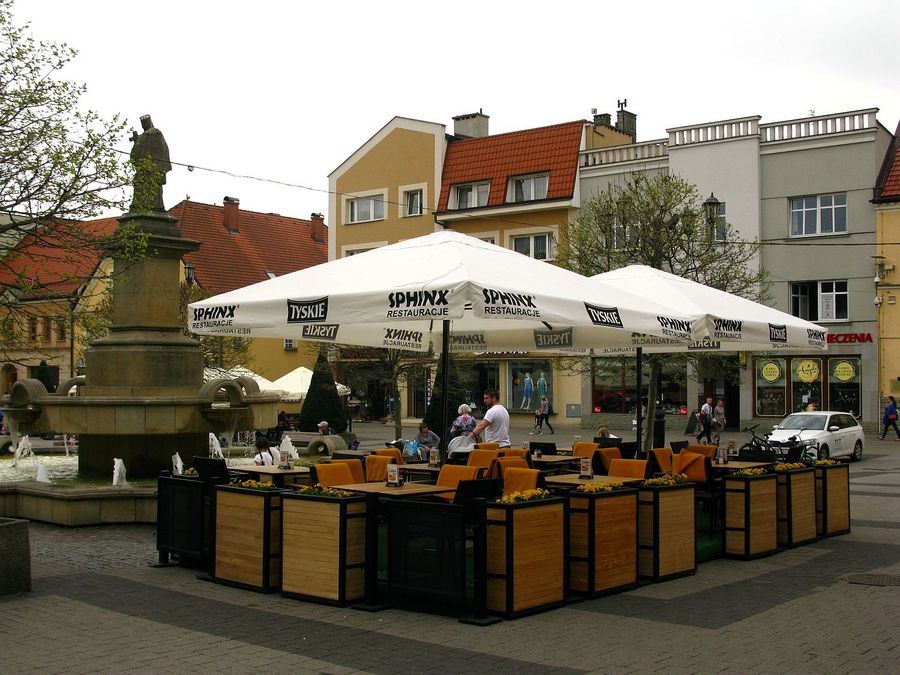 Pod ogródkowym parasolem…