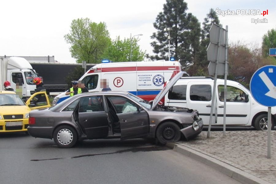 Groźne zdarzenie drogowe na rondzie