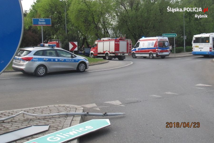 Groźne zdarzenie drogowe na rondzie