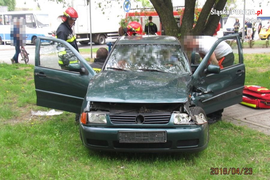 Groźne zdarzenie drogowe na rondzie