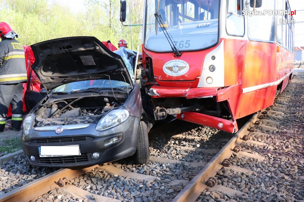 Tragiczne zderzenie fiata z tramwajem