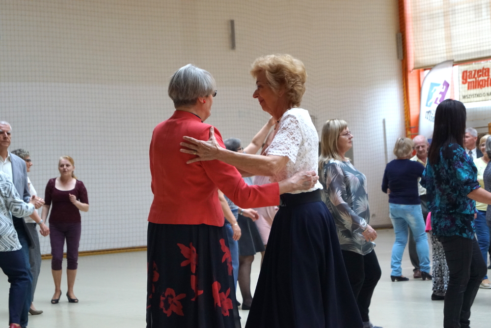 Seniorzy (i nie tylko) bawili się w hali MOSiR [GALERIA]