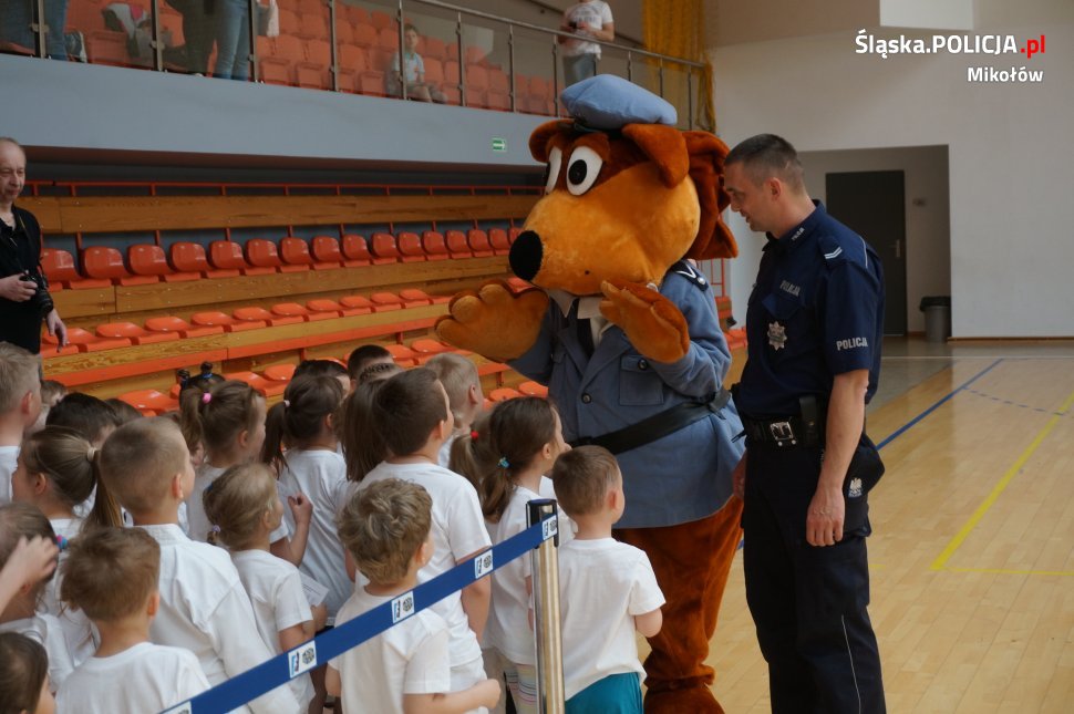 Mundurowi na turnieju karate dla dzieci