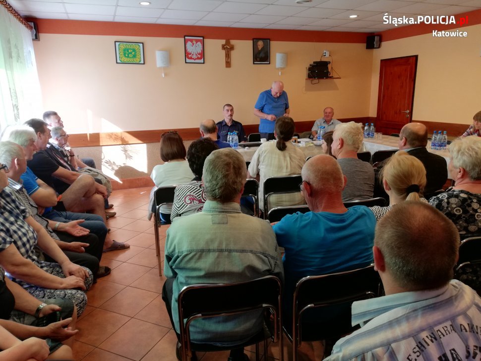 Dzielnicowy na spotkaniu z działkowcami