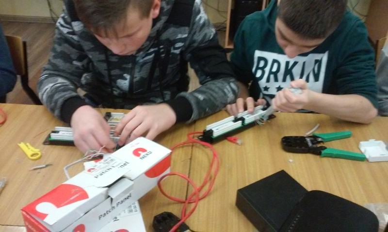 Uczniowie podstawówki poznawali zawody w ZSEU