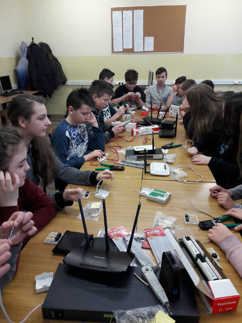 Uczniowie podstawówki poznawali zawody w ZSEU