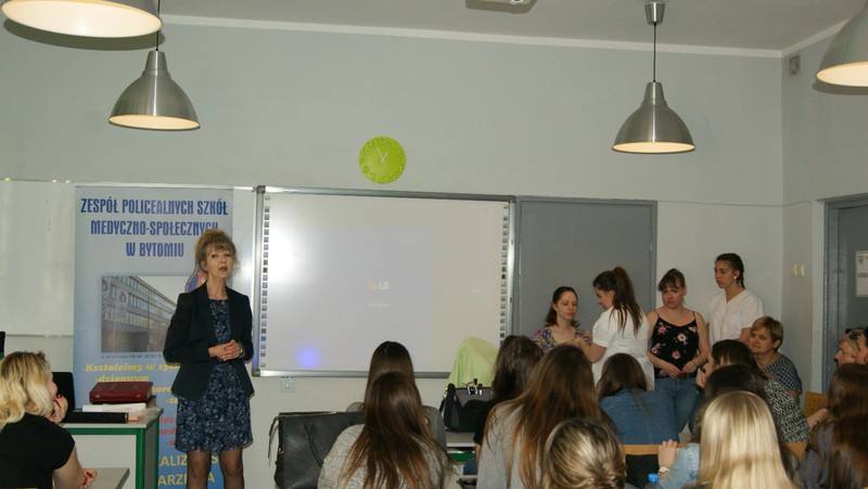 Wykład o kształceniu kosmetyczek i pokaz makijażu w ZSO nr 1