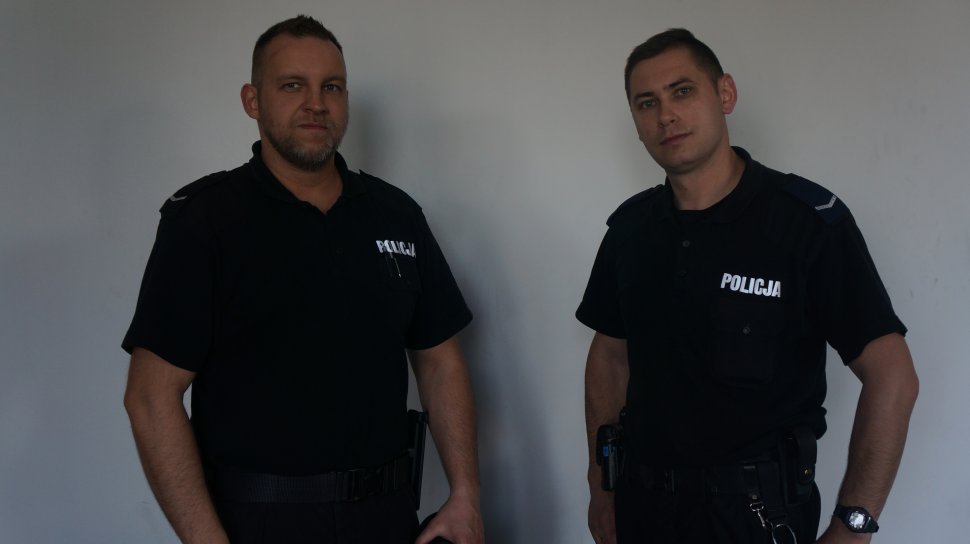 Uratowali wyczerpaną kobietę i młodego mężczyznę