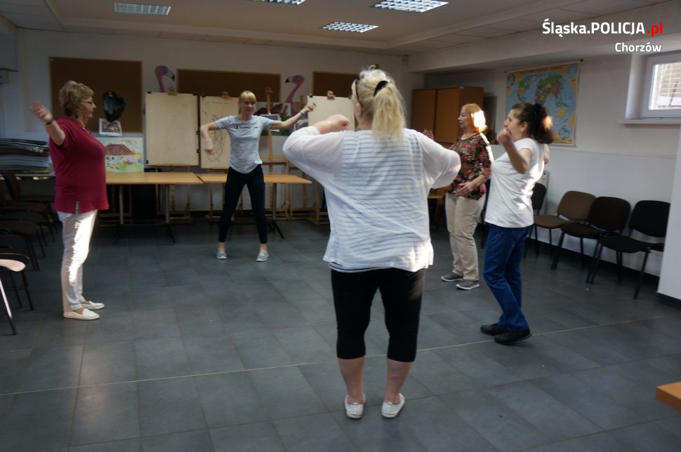 Policjanci szkolą chorzowianki z samoobrony