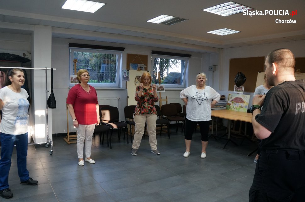 Policjanci szkolą chorzowianki z samoobrony