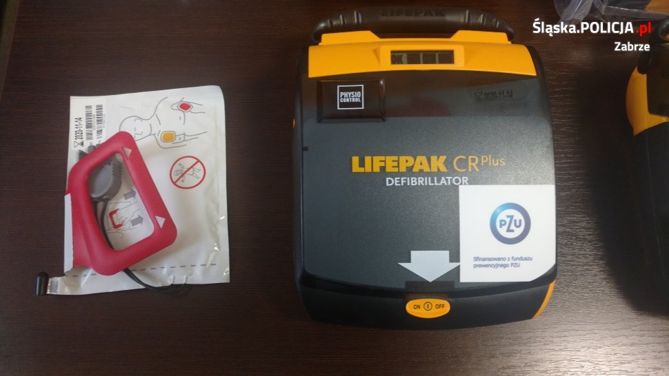Zabrzańska policja otrzymała defibrylatory
