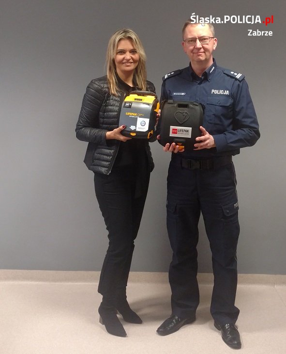 Zabrzańska policja otrzymała defibrylatory